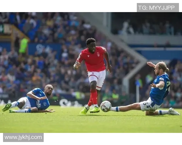 足球明星纷纷发声批评佩佩表现引发热议与争议